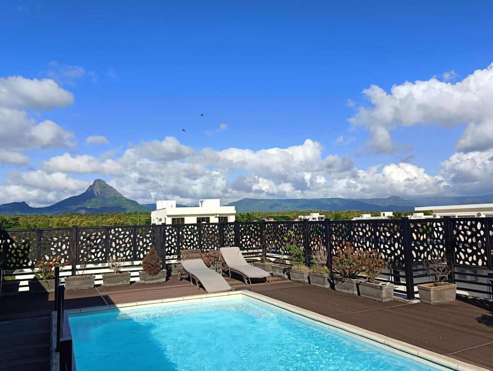 Newly Renovated Studio Apartment With Rooftop Pool, Few Steps To The Beach Flic-en-Flacq Exterior foto